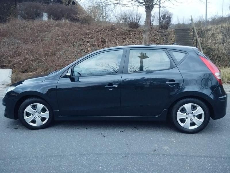 Schwarz Gebraucht 2011 Hyundai i30 Edition Limousine | 2.600 € (Guter Preis) - Bild 1/4