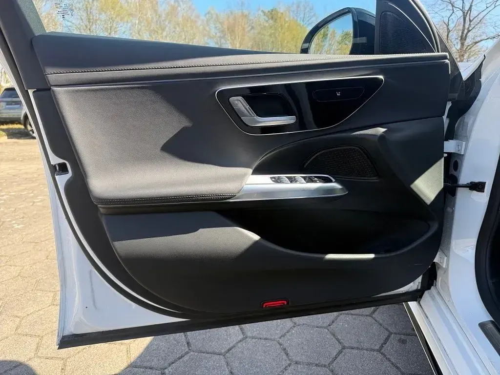 Gebraucht Mercedes E220 AMG 197 PS (144 kW) 2025 Weiß Limousine