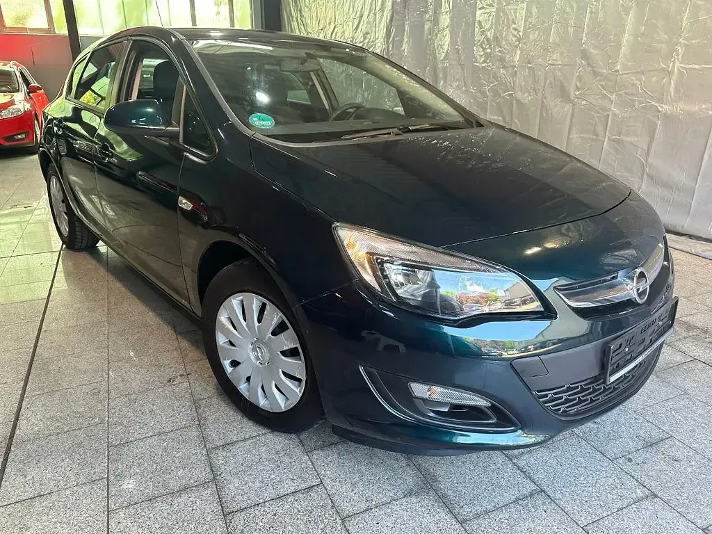 Gebraucht Opel Astra Edition 116 PS (85 kW) 2015 Grün Limousine