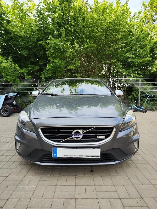 Grau Gebraucht 2013 Volvo V40 R-Design Kombi | 8.400 € (Guter Preis) - Bild 1/4