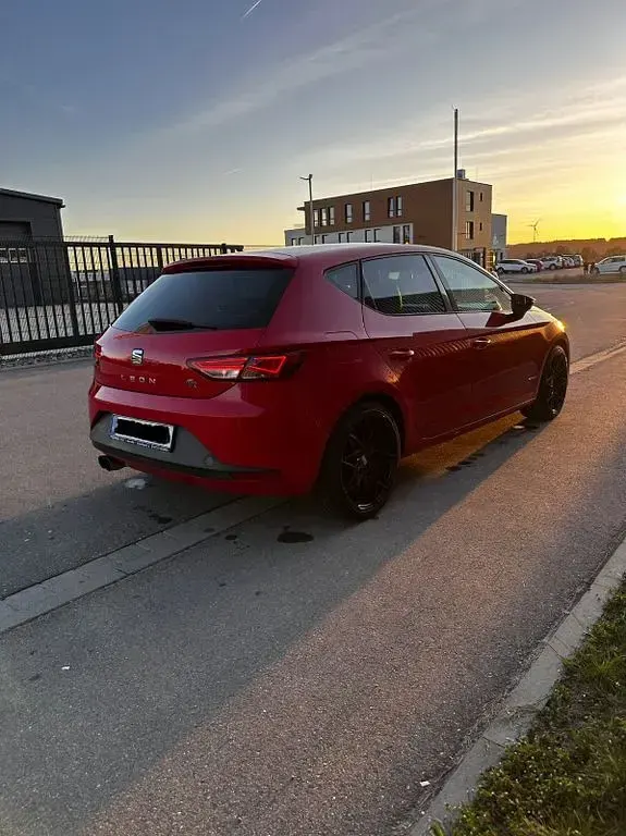 Używany Seat Leon FR 179 KM (131 kW) 2013 Czerwony Sedan/Limuzyna