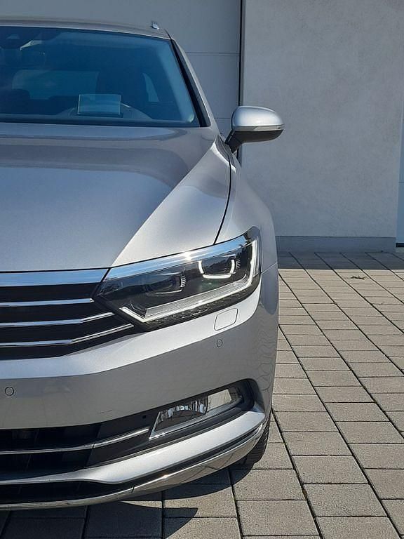 Silber Gebraucht 2018 VW Passat Highline Limousine | 21.999 € (Fairer Preis) - Bild 1/4