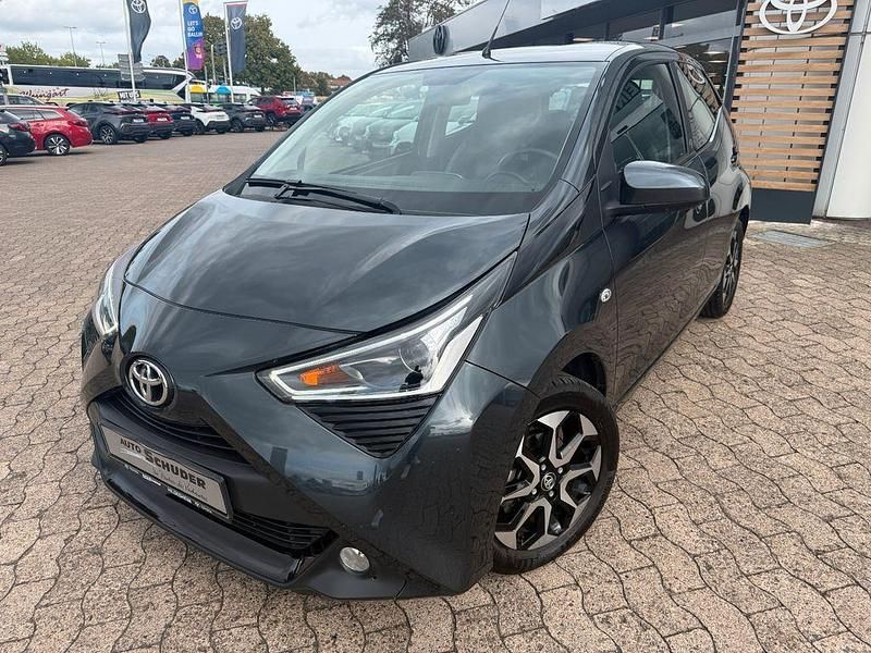 Grau Gebraucht 2021 Toyota Aygo X-play Kleinwagen | 11.990 € (Fairer Preis) - Bild 1/4