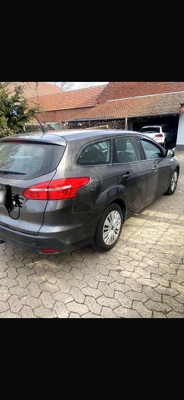 Gebraucht Ford Focus Trend 120 PS (88 kW) 2016 Grau Kombi