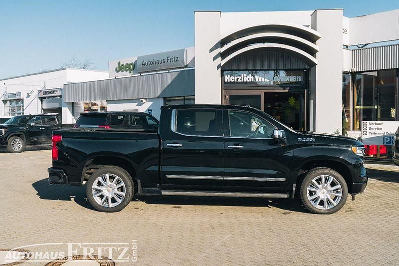 Neu Chevrolet Silverado 426 PS (313 kW) 2025 Schwarz SUV
