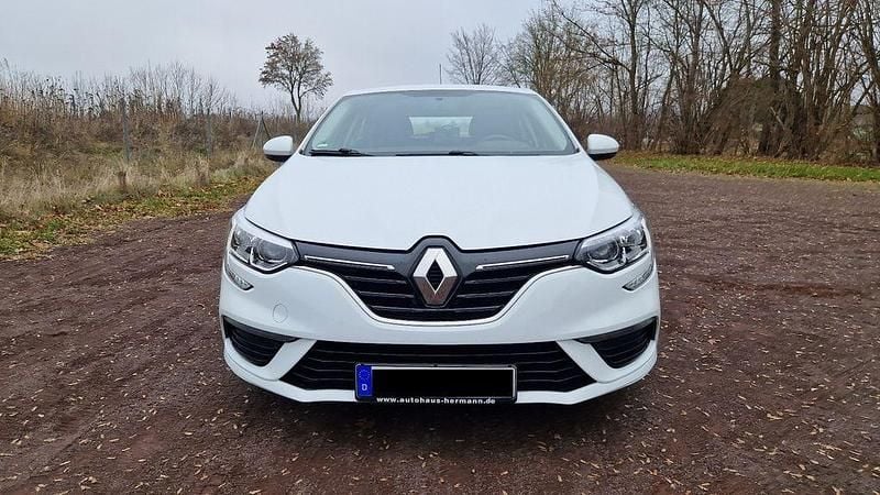 Weiß Gebraucht 2019 Renault Mégane IV Life Limousine | 9.900 € (Guter Preis) - Bild 1/4