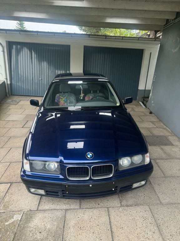 Blau Gebraucht 1993 BMW 316 Limousine | 22.999 € - Bild 1/4