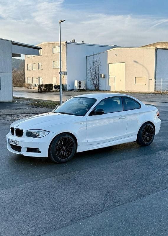 Weiß Gebraucht 2013 BMW 125 Coupé Sport Line Coupé | 23.700 € - Bild 1/4
