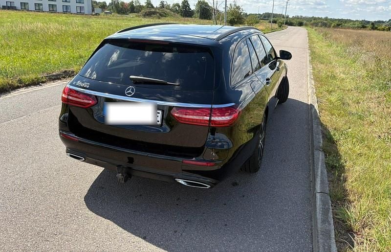 Gebraucht Mercedes E300 194 PS (142 kW) 2021 Schwarz Kombi