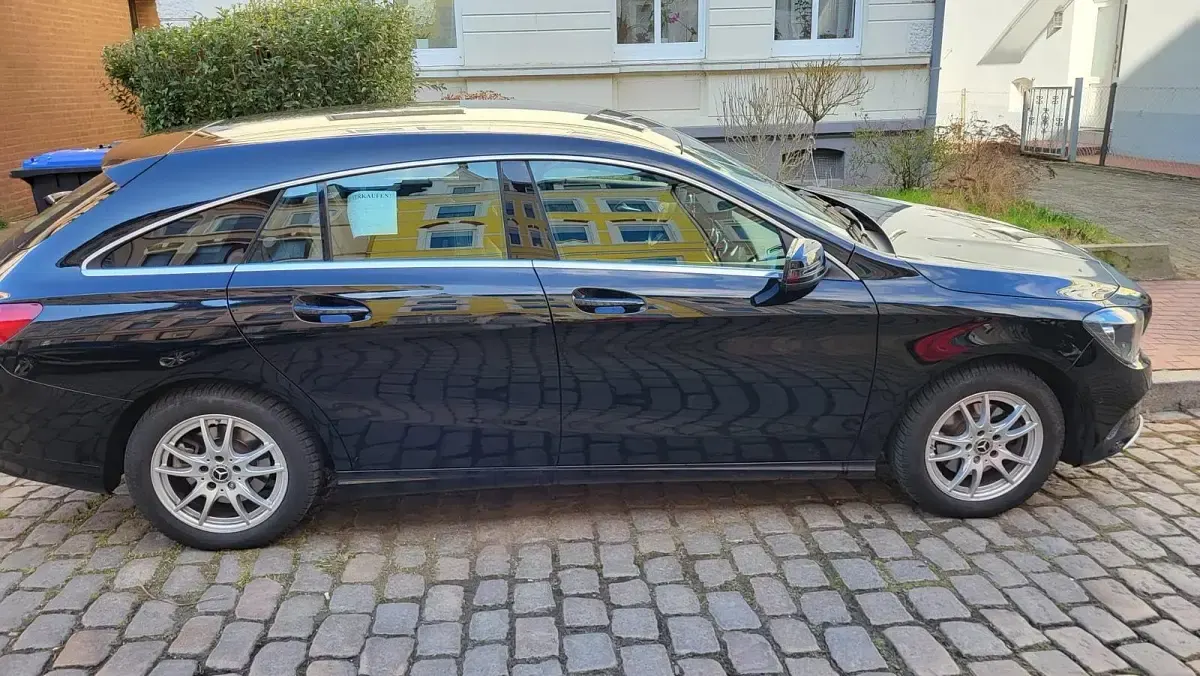 Gebraucht Mercedes CLA180 Shooting Brake 122 PS (89 kW) 2019 Schwarz Kombi