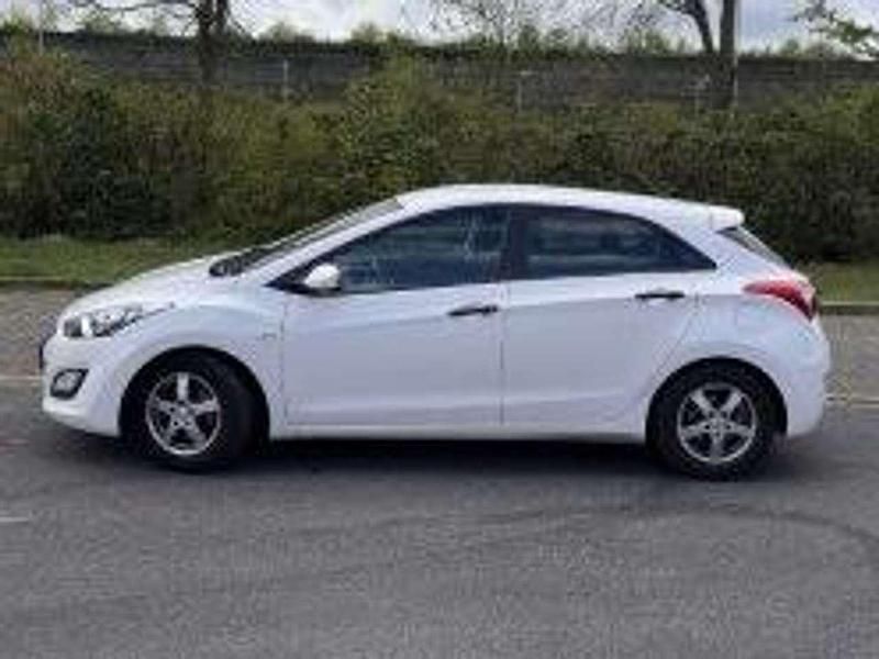 Gebraucht Hyundai i30 Classic 99 PS (72 kW) 2013 Creamy white Kleinwagen