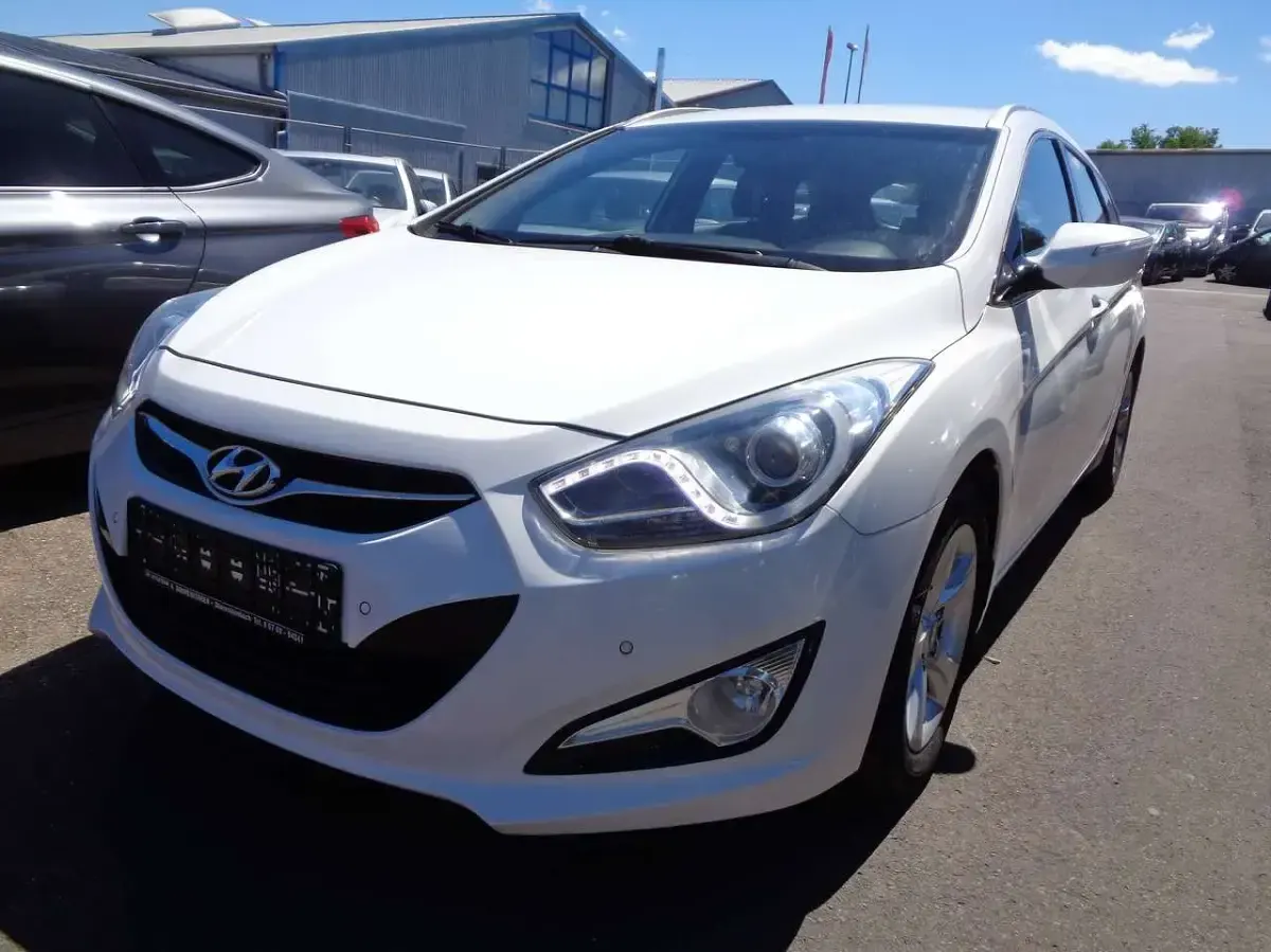 Gebraucht Hyundai i40 Style 136 PS (100 kW) 2013 Creamy white Kombi