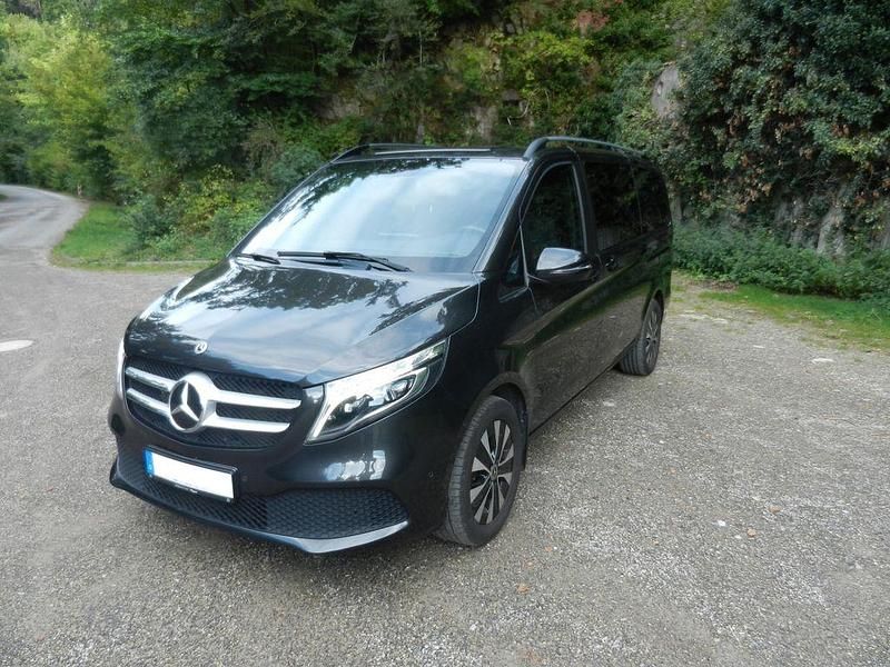 Grau Gebraucht 2021 Mercedes V300 Van / Kleinbus | 60.959 € (Teuer) - Bild 1/4