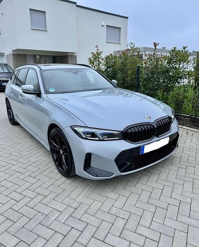 Grau Gebraucht 2023 BMW 318 M Sport Kombi | 34.490 € (Fairer Preis) - Bild 1/4