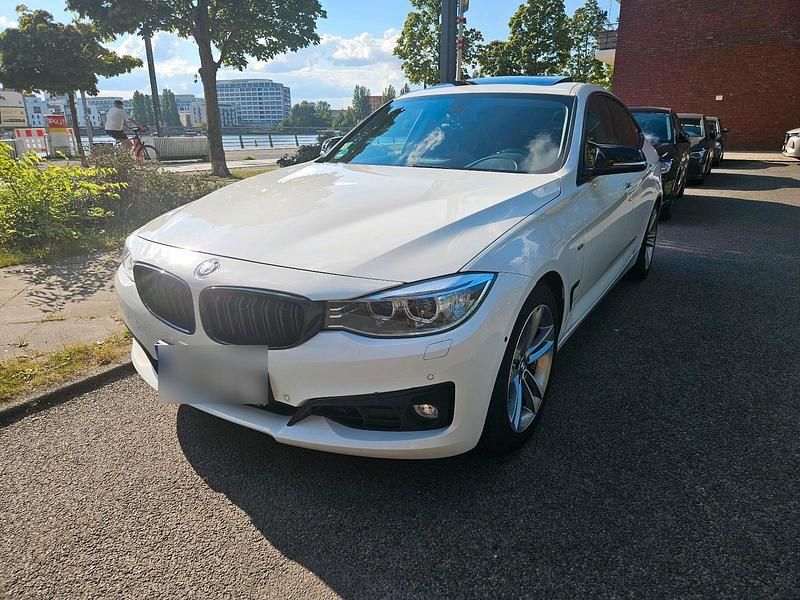 Weiß Gebraucht 2025 BMW 320 Gran Turismo Sport Line Limousine | 17.200 € (Superpreis) - Bild 1/4