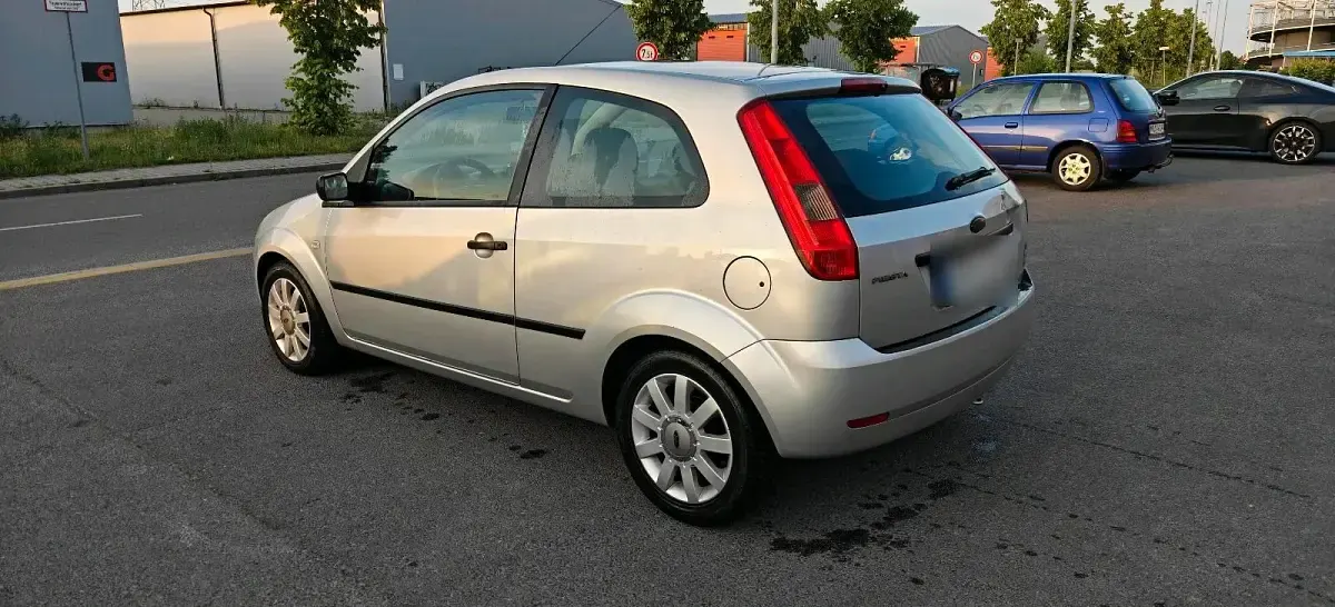Gebraucht Ford Fiesta 107 PS (78 kW) 2004 Silber Kleinwagen