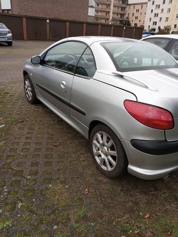 Gebraucht Peugeot 206 CC 108 PS (79 kW) 2002 Silber Cabrio