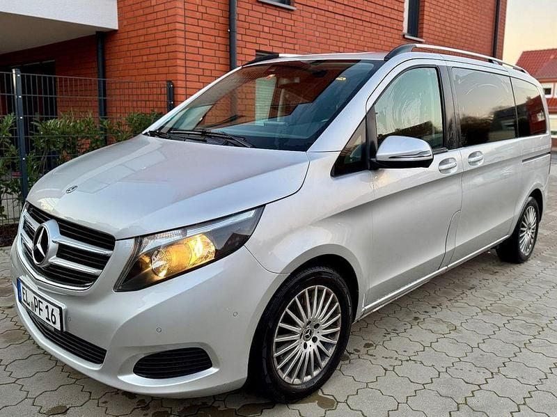 Grau Gebraucht 2018 Mercedes V220 Van / Kleinbus | 31.600 € (Superpreis) - Bild 1/4
