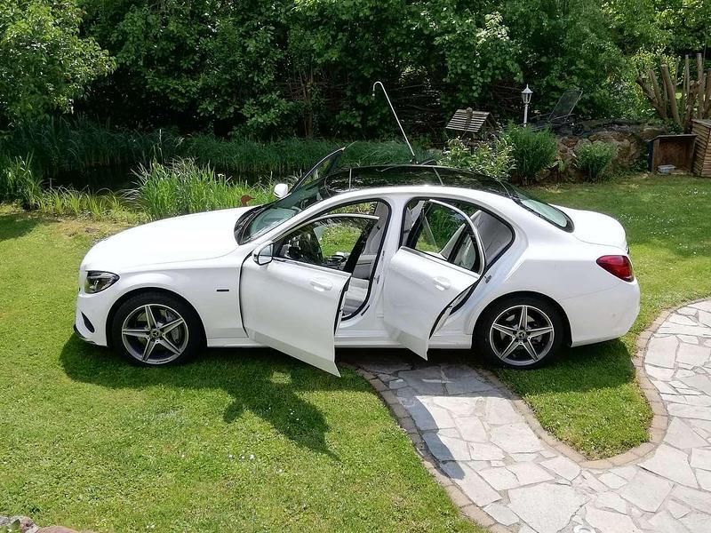 Weiß Gebraucht 2018 Mercedes C350e AMG line Limousine | 24.000 € (Superpreis) - Bild 1/4