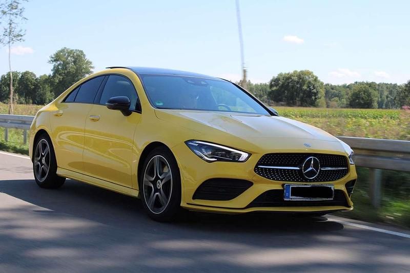 Gelb Gebraucht 2020 Mercedes CLA250 AMG line Limousine | 34.990 € (Teuer) - Bild 1/4