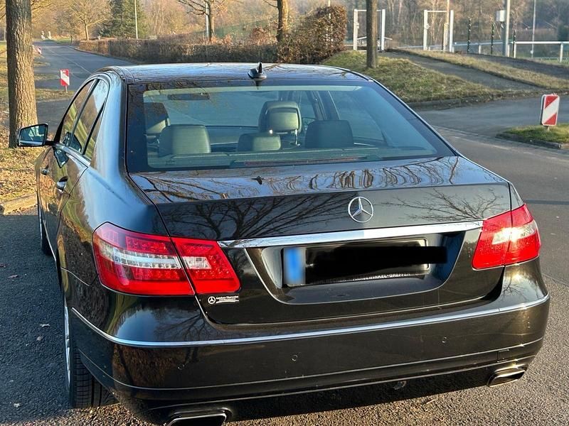 Gebraucht Mercedes E200 184 PS (135 kW) 2012 Schwarz Limousine