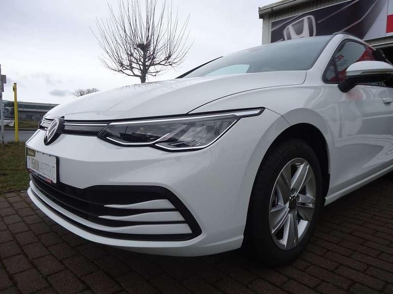 Gebraucht VW Golf VIII Life 131 PS (96 kW) 2022 Pure white Kombi
