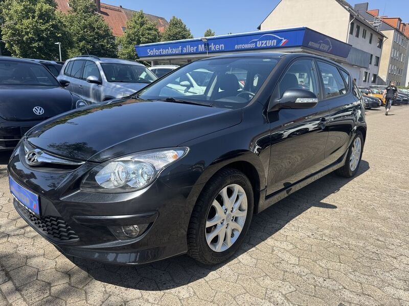 Schwarz Gebraucht 2011 Hyundai i30 Style Limousine | 4.990 € (Teuer) - Bild 1/2