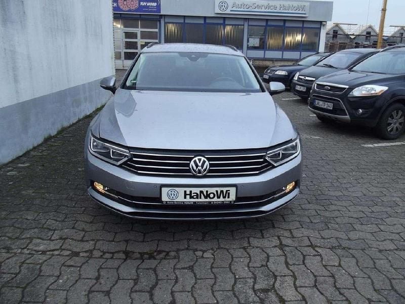Pyrit silber metallic Gebraucht 2019 VW Passat Comfortline Kombi | 19.200 € (Superpreis) - Bild 1/4