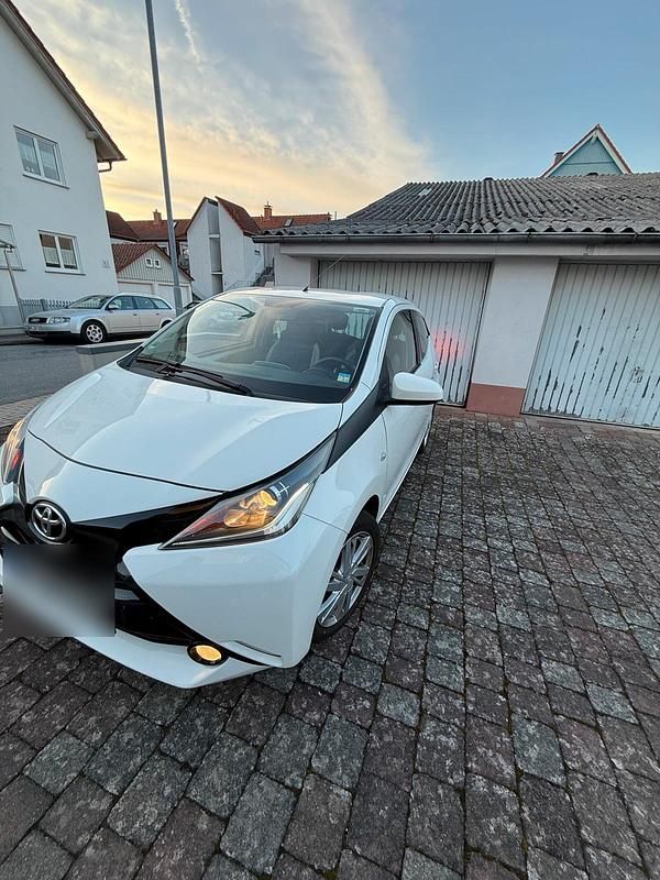 Gebraucht Toyota Aygo 69 PS (50 kW) 2014 Weiß Kleinwagen