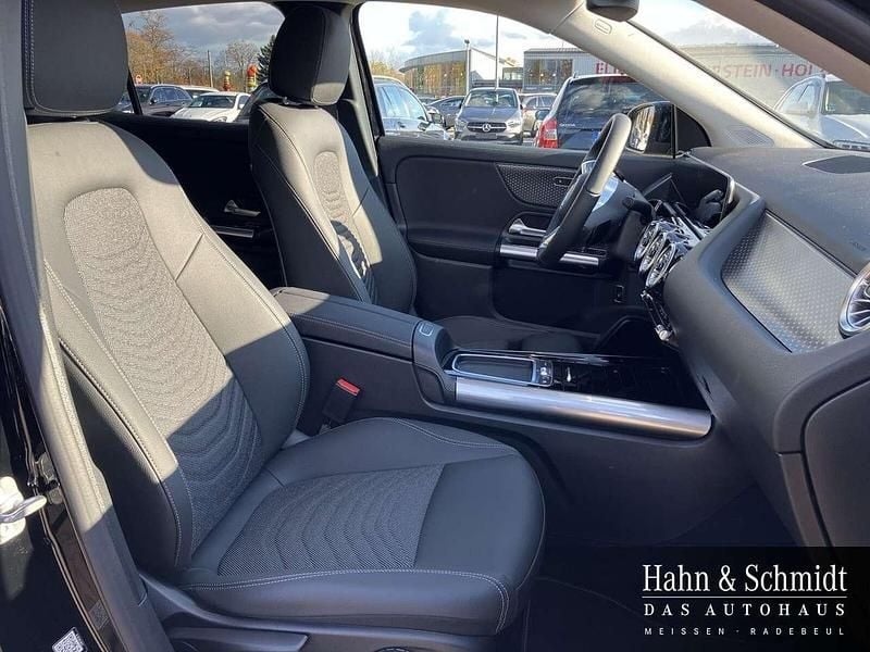 Gebraucht Mercedes GLA200 163 PS (119 kW) 2025 Unilack nachtschwarz SUV