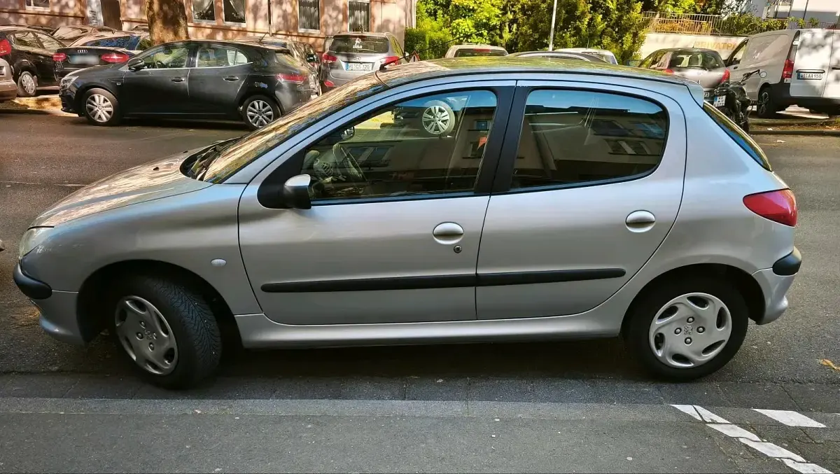 Gebraucht Peugeot 206 Premium 75 PS (55 kW) 2003 Silber Kleinwagen
