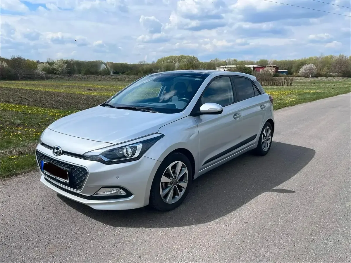 Gebraucht Hyundai i20 100 PS (73 kW) 2014 Silber Kleinwagen