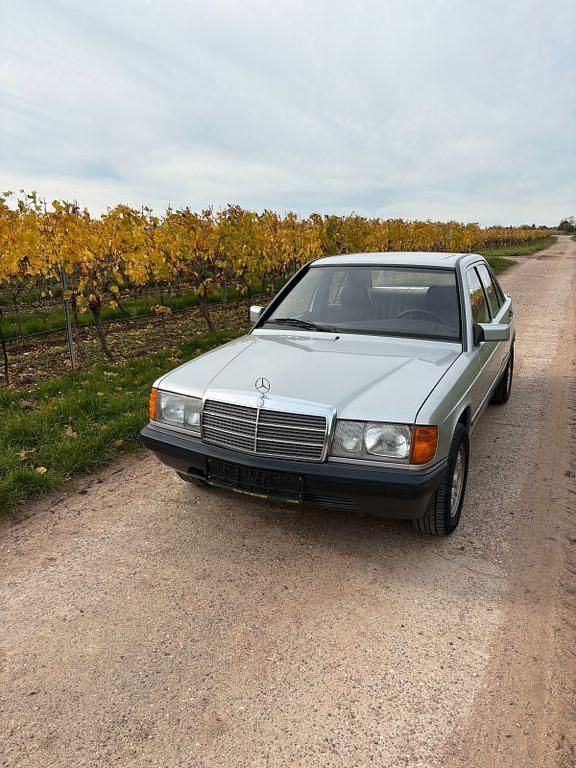 Gebraucht Mercedes 190 122 PS (89 kW) 1983 Silber Limousine