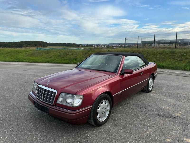 Rot Gebraucht 1993 Mercedes E220 Sportline Cabrio | 15.750 € - Bild 1/4