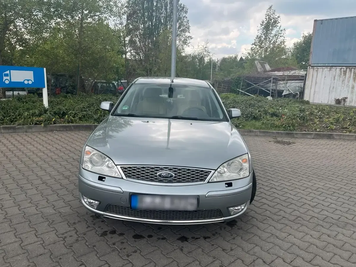 Gebraucht Ford Mondeo Ghia 140 PS (102 kW) 2005 Silber Limousine