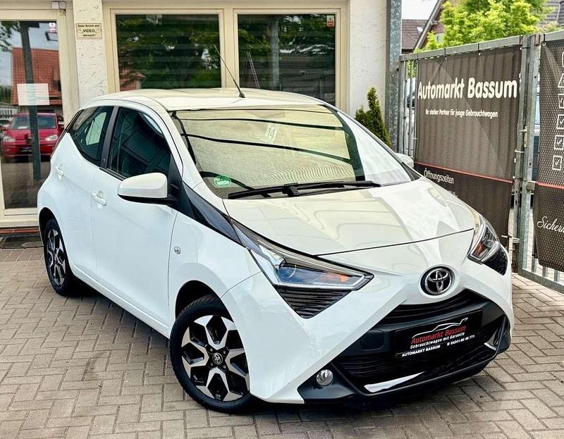 Weiß Gebraucht 2021 Toyota Aygo X-play Kleinwagen | 10.599 € (Fairer Preis) - Bild 1/3