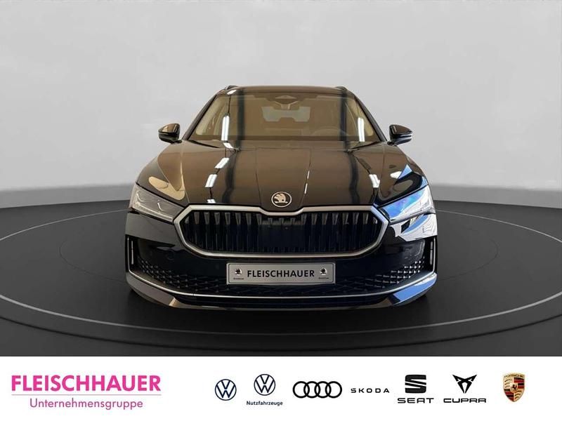 Neu Skoda Superb Selection 150 PS (110 kW) 2026 Ebony schwarz metallic Kombi