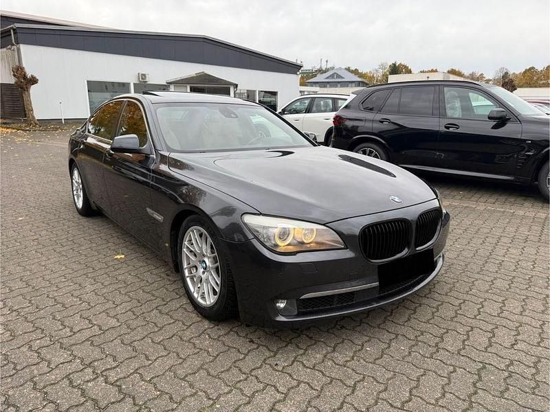 Schwarz Gebraucht 2011 BMW 740 Performance Limousine | 16.400 € (Fairer Preis) - Bild 1/4