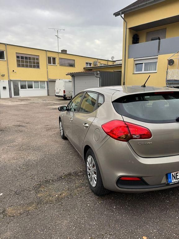 Gebraucht Kia Ceed Spirit 99 PS (72 kW) 2012 Beige Kleinwagen
