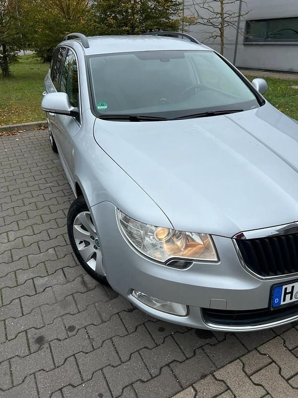 Grau Gebraucht 2012 Skoda Superb Kombi | 6.750 € - Bild 1/4