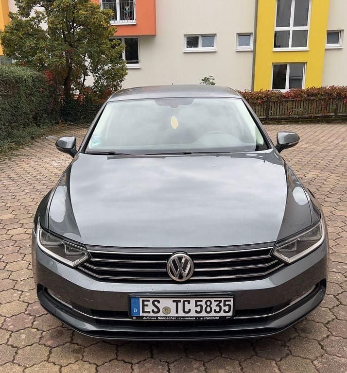 Grau Gebraucht 2015 VW Passat Limousine | 12.499 € (Superpreis) - Bild 1/4