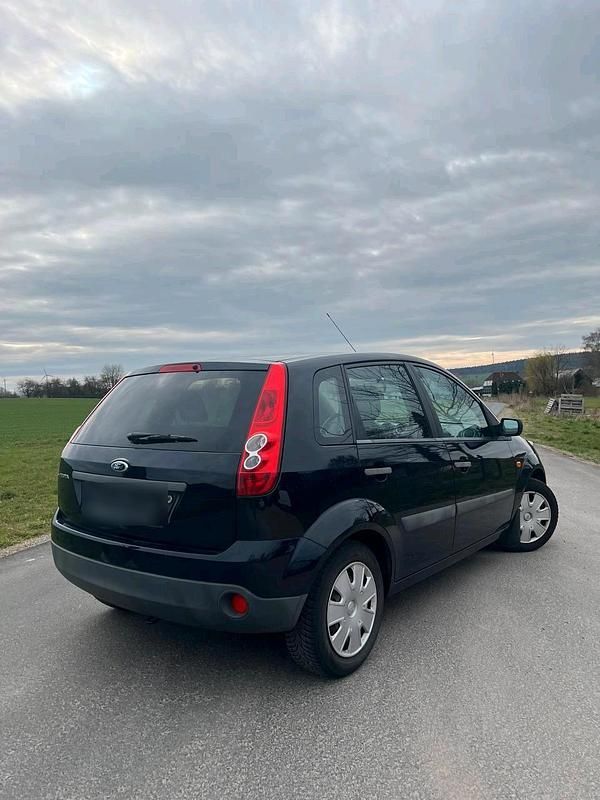 Gebraucht Ford Fiesta 70 PS (51 kW) 2006 Blau Kleinwagen