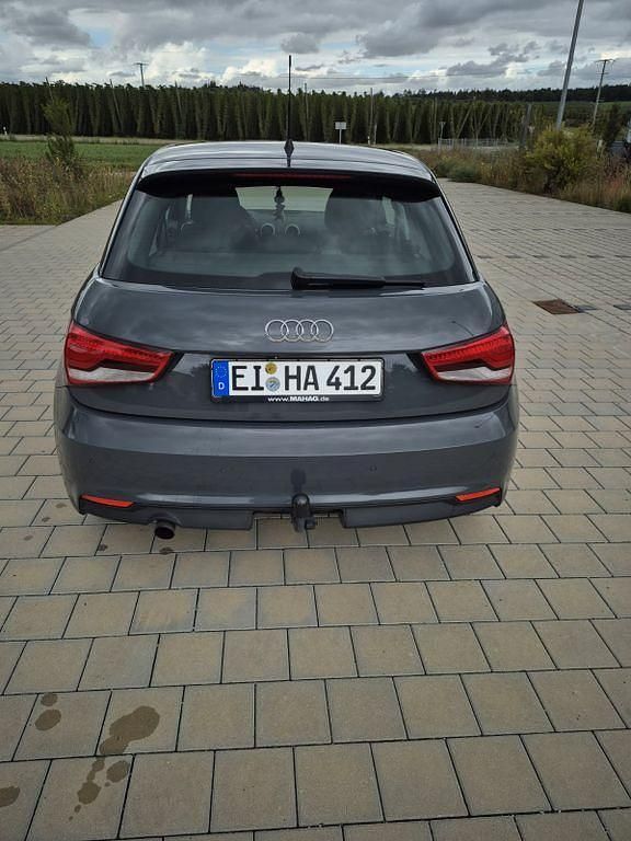 Grau Gebraucht 2016 Audi A1 Sportback Sport Kleinwagen | 11.900 € (Guter Preis) - Bild 1/4