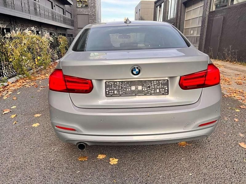Gebraucht BMW 318 Advantage 136 PS (100 kW) 2015 Silber Limousine