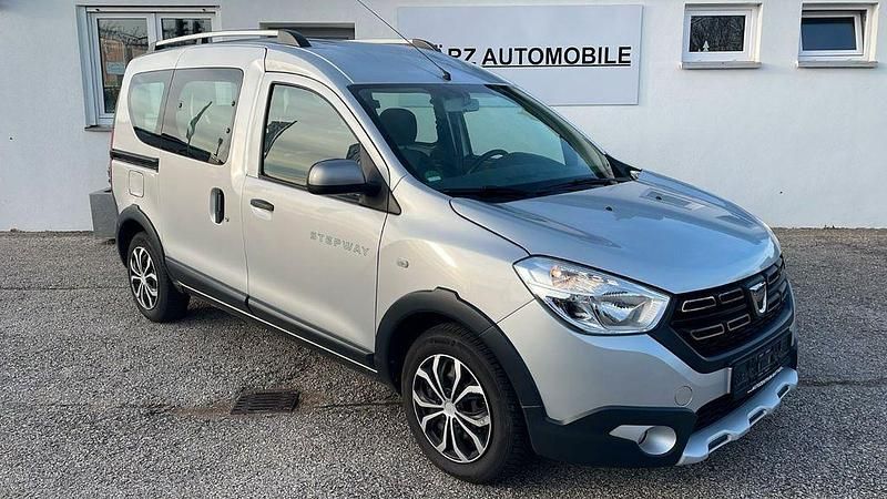 Grau Gebraucht 2018 Dacia Dokker Stepway Van / Kleinbus | 12.490 € (Fairer Preis) - Bild 1/4