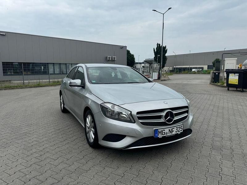 Silber Gebraucht 2014 Mercedes A180 Limousine | 9.999 € (Superpreis) - Bild 1/4