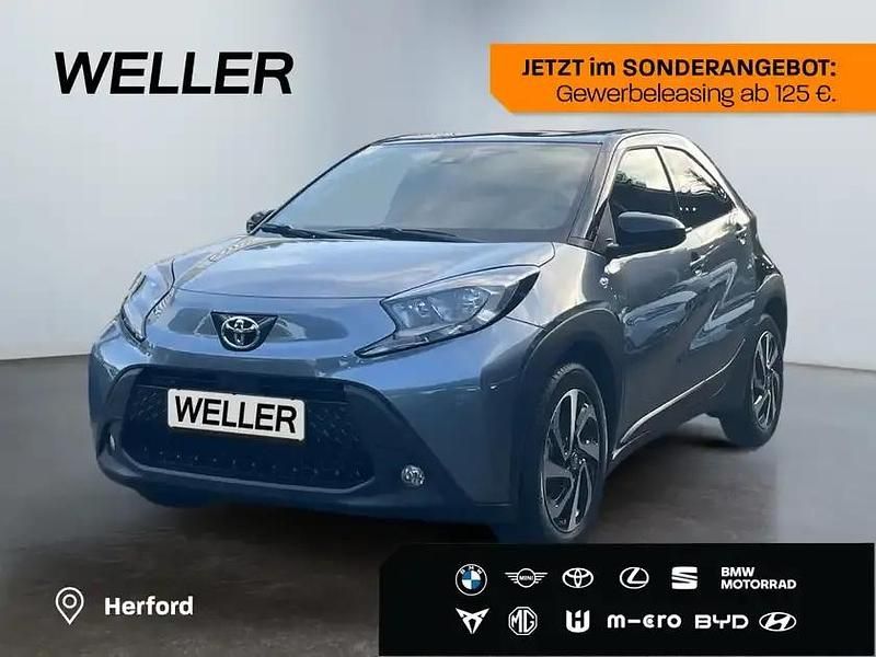 Celestite grey metallic/ dach mysticschwarz mica (grau) Neu 2025 Toyota Aygo Kleinwagen | 16.790 € - Bild 1/3