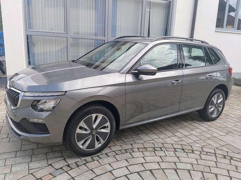Graphitegrau metallic Neu 2025 Skoda Kamiq Selection SUV | 24.800 € (Fairer Preis) - Bild 1/4