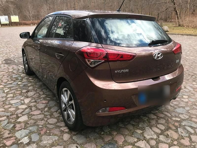 Gebraucht Hyundai i20 84 PS (61 kW) 2015 Braun Kleinwagen