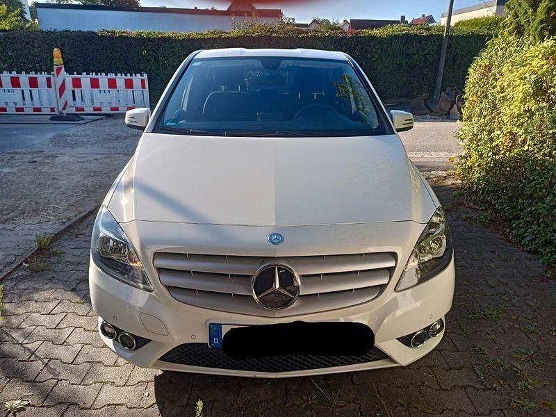 Weiß Gebraucht 2013 Mercedes B180 Van / Kleinbus | 12.550 € (Fairer Preis) - Bild 1/4